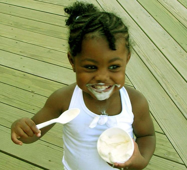 Чернокожий ест. Негритята с мороженым. Негр в шоколаде. Негр в белом шоколаде. Ребенок с мороженым.